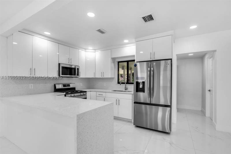 4 bedroom SingleFamilyResidence at 1010 NE 140th St, Irons Manor High Pine Add, North Miami — photo 5