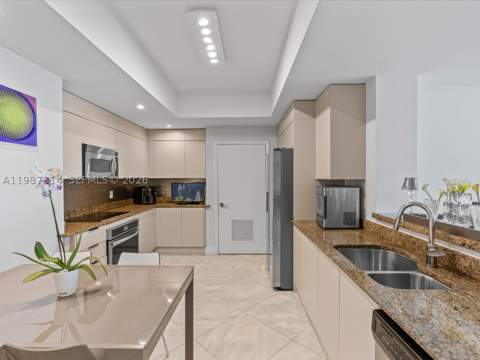 3330 NE 190th St 1715, Aventura FL - photo 10 of 40