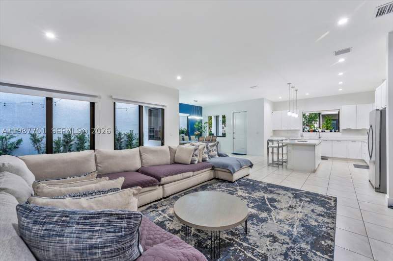 4 bedroom SingleFamilyResidence at 4346 NW 81st Ave, Downtown Doral South Phas, Doral — photo 3