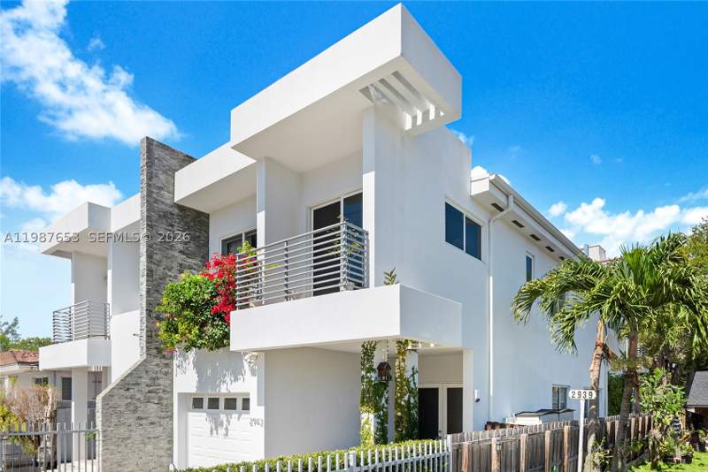 3 bedroom Townhouse at 2943 SW 23rd St, Miami Suburban Acres, Miami — photo 2