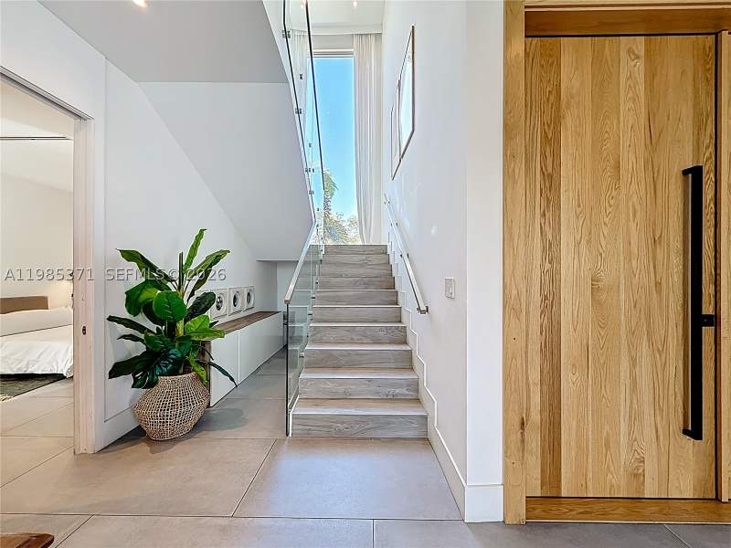 5 bedroom SingleFamilyResidence at 561 Warren Ln, Tropical Isle Homes Sub, Key Biscayne — photo 5