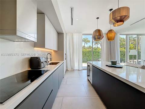 561 Warren Ln, Key Biscayne FL - photo 7 of 30
