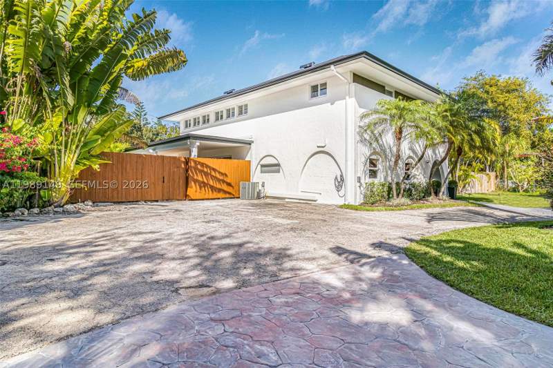 6 bedroom SingleFamilyResidence at 18490 SW 83rd Pl, Omni Estates 2nd Addn, Cutler Bay — photo 3
