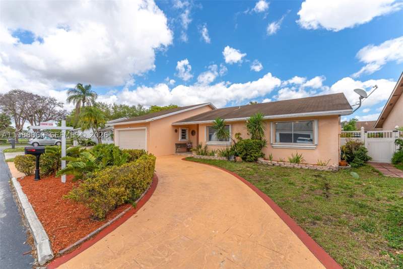 4 bedroom SingleFamilyResidence at 10021 SW 145th Pl, Sugarwood II Sec 1, Miami — photo 4