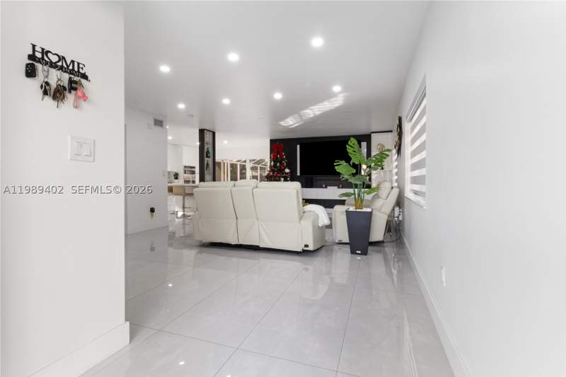 4 bedroom SingleFamilyResidence at 14052 SW 167th Ter, Laguna Ponds Sec 2, Miami — photo 4