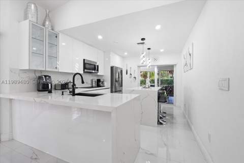 2570 SE 7th Pl, Homestead FL - photo 11 of 49