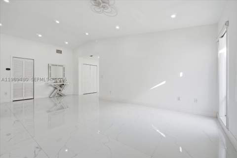 2570 SE 7th Pl, Homestead FL - photo 6 of 49