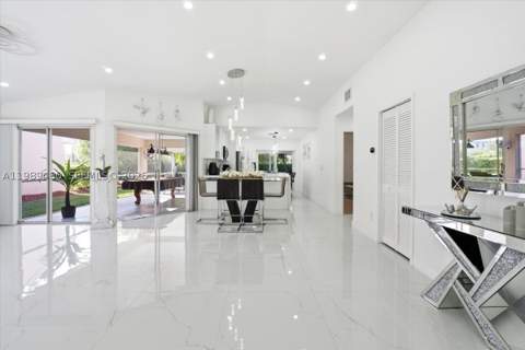 2570 SE 7th Pl, Homestead FL - photo 9 of 49