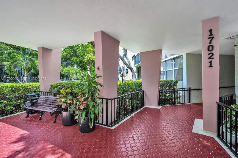 2 bedroom Condominium at 17021 N Bay Road 105, Plaza Of Americas Condo Pa, Sunny Isles Beach — photo 2