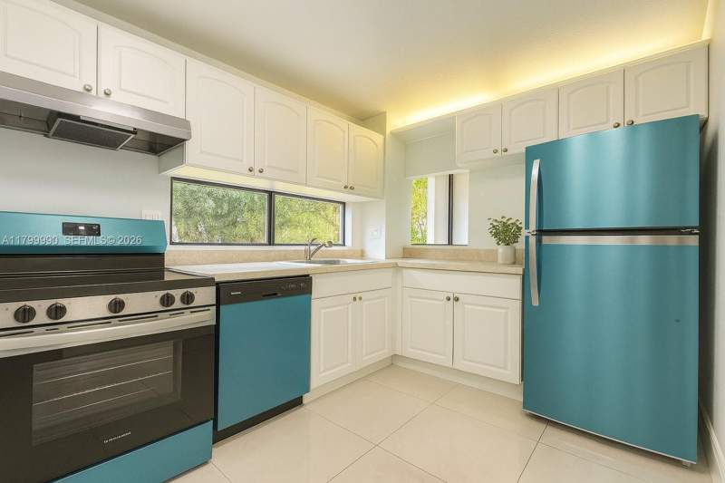 2 bedroom Condominium at 17021 N Bay Road 105, Plaza Of Americas Condo Pa, Sunny Isles Beach — photo 3