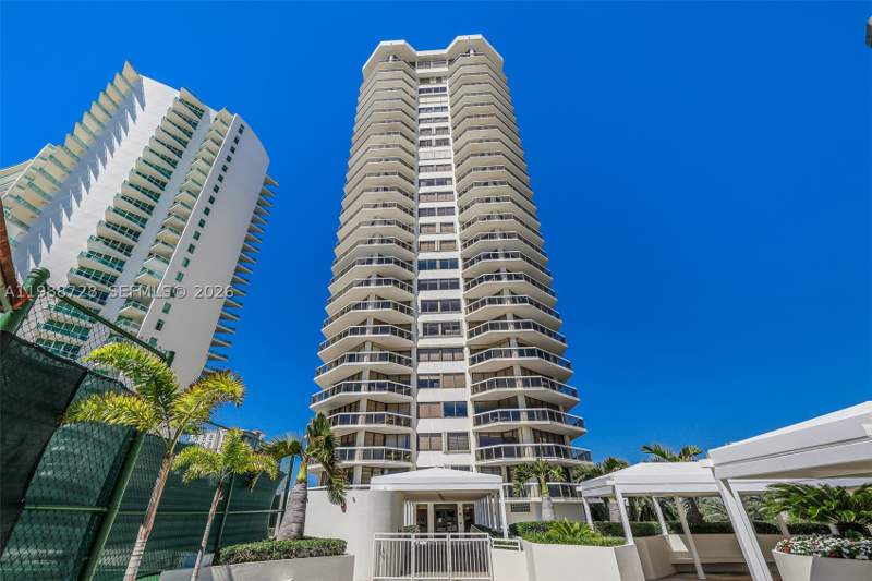 1 bedroom Condominium at 20185 E Country Club Dr 302, The Landmark Condo, Aventura — photo 2