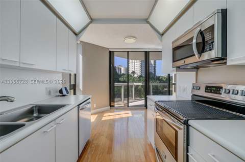 20185 E Country Club Dr 302, Aventura FL - photo 6 of 40