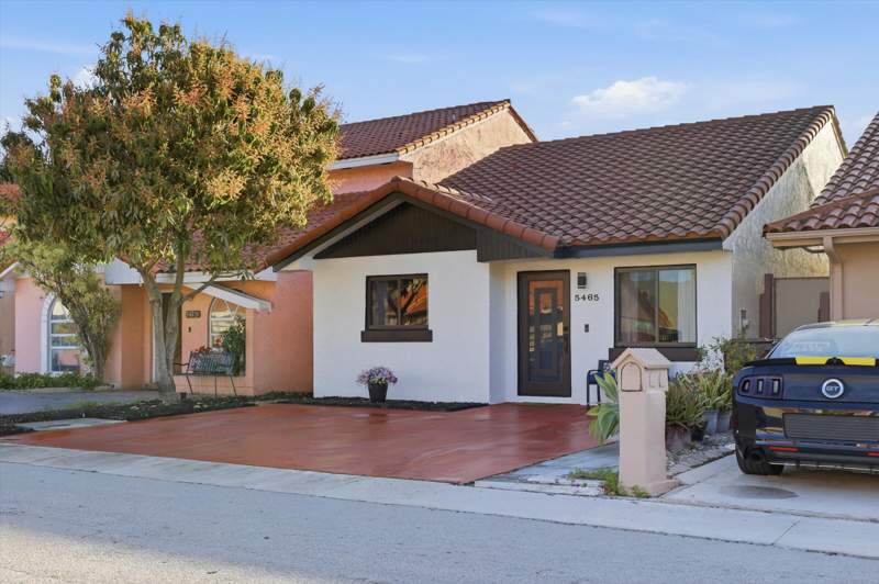 3 bedroom SingleFamilyResidence at 5465 W 27th Lane, Alameda By The Lake, Hialeah — photo 2