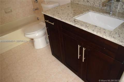 17720 NW 73rd Ave 105, Hialeah FL - photo 7 of 31