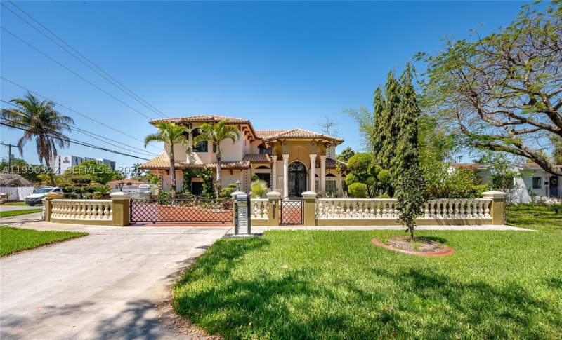 5 bedroom SingleFamilyResidence at 588 Miller Dr, Foust Sub, Miami Springs — photo 2