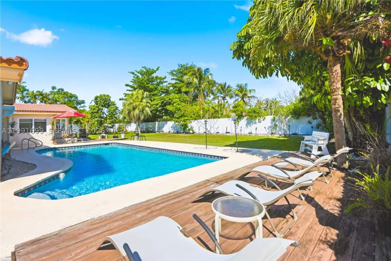 5 bedroom SingleFamilyResidence at 9955 SW 74th St, Heftler Homes Sunset Park, Miami — photo 3