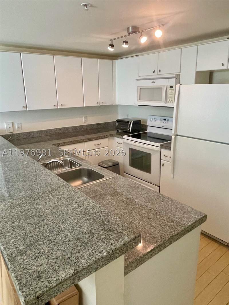 1 bedroom Condominium at 2740 SW 28th Ter 304, Villaggio In The Grove To, Miami — photo 2