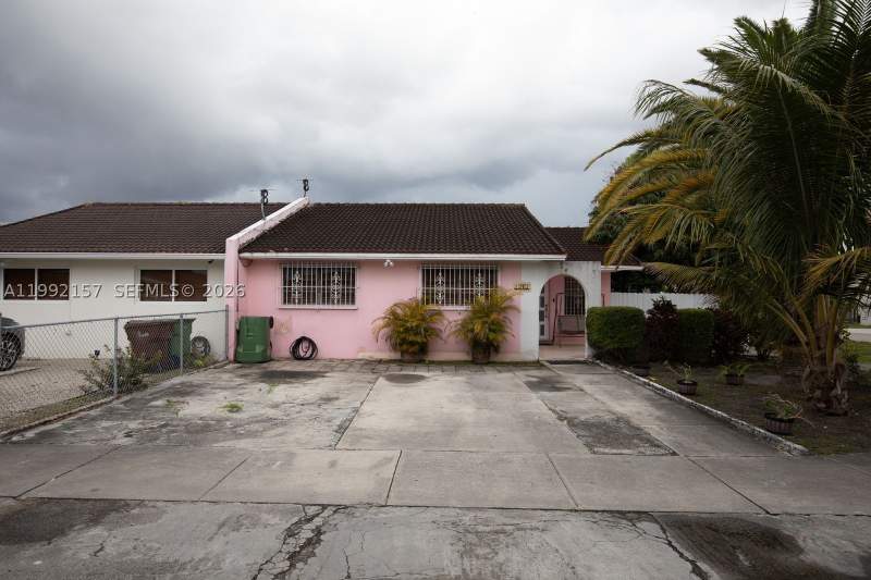 4 bedroom SingleFamilyResidence at 1261 W 43rd Pl, Twin Rose Condo III 10/3, Hialeah — photo 2
