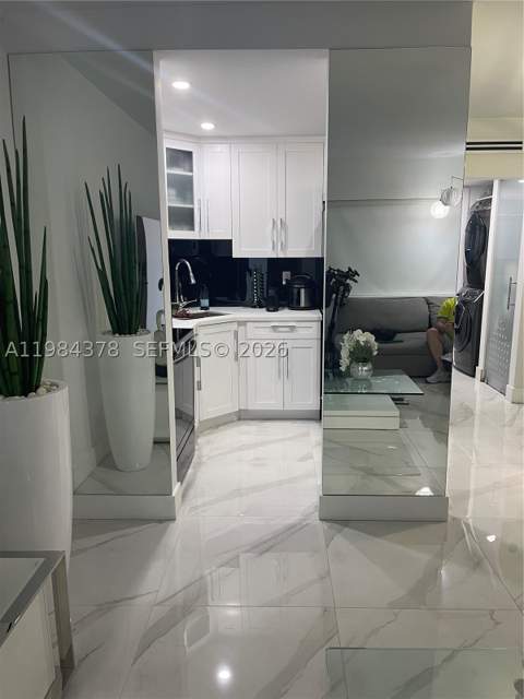 926 Michigan Ave 3, Miami Beach FL - photo 6 of 22
