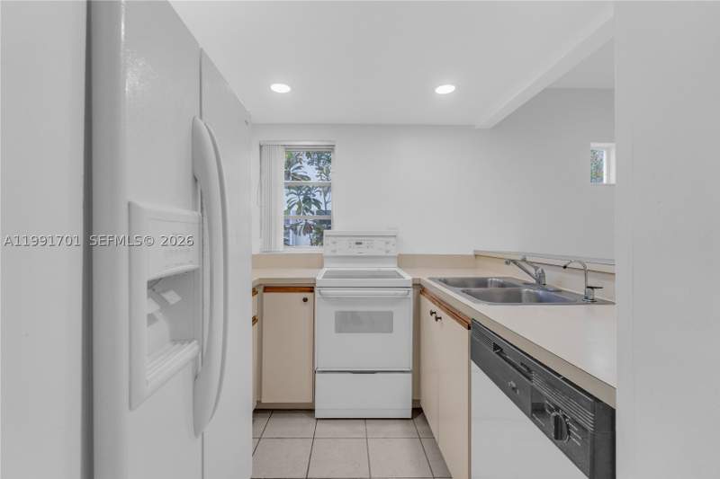 2 bedroom Townhouse at 3599 SW 17th St 3599, Alhambra Manors Condo, Miami — photo 5