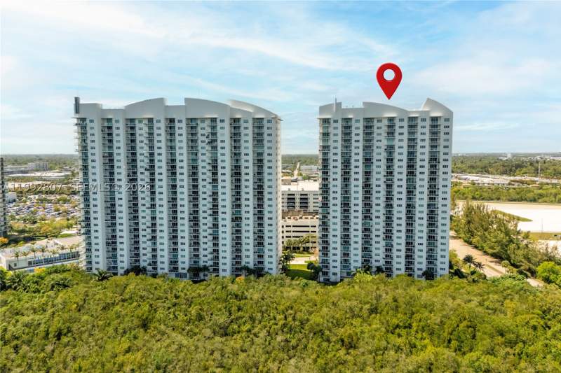 3 bedroom Condominium at 15051 Royal Oaks Ln 2103, The Oaks I Condo, North Miami — photo 2