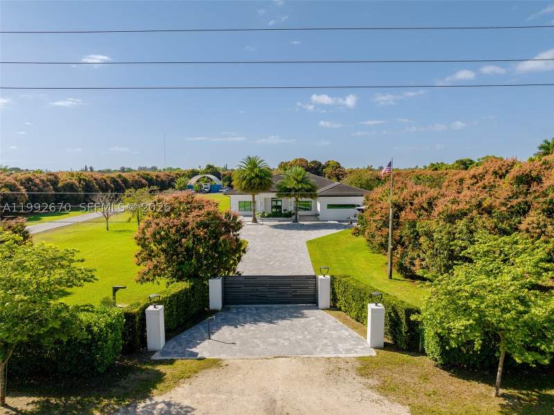 4 bedroom SingleFamilyResidence at 17950 SW 192nd St, 8900 Interim-Await Specifi, Miami — photo 4