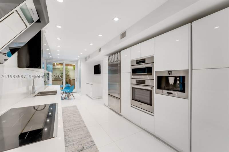 3 bedroom Townhouse at 1524 NE Quayside Ter A4, Towers Quayside Ct-Yard V, Miami — photo 2