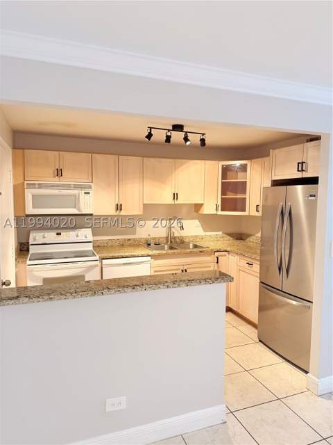 8101 SW 72nd Ave 403W, Miami FL - photo 8 of 20