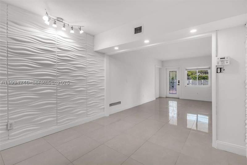 3 bedroom SingleFamilyResidence at 3800 Charles Ter, Kingsway, Miami — photo 4