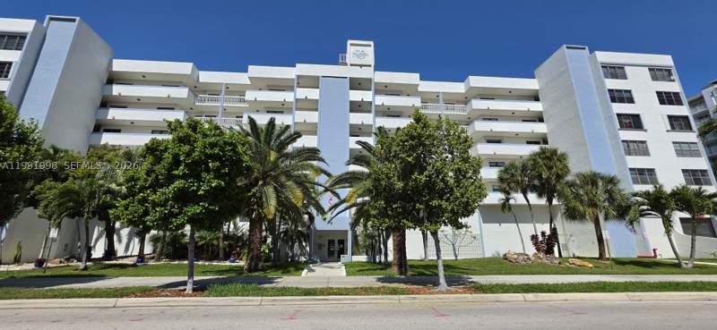 2 bedroom Condominium at 17900 N Bay Rd 408, Eden Roc Condo, Sunny Isles Beach — photo 2