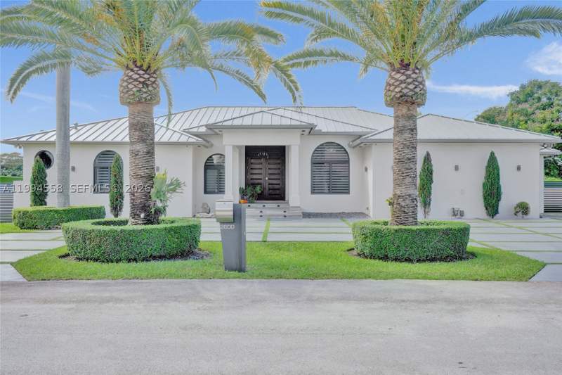 6 bedroom SingleFamilyResidence at 2600 SW 128th Ct, Chiu Sub, Miami — photo 2