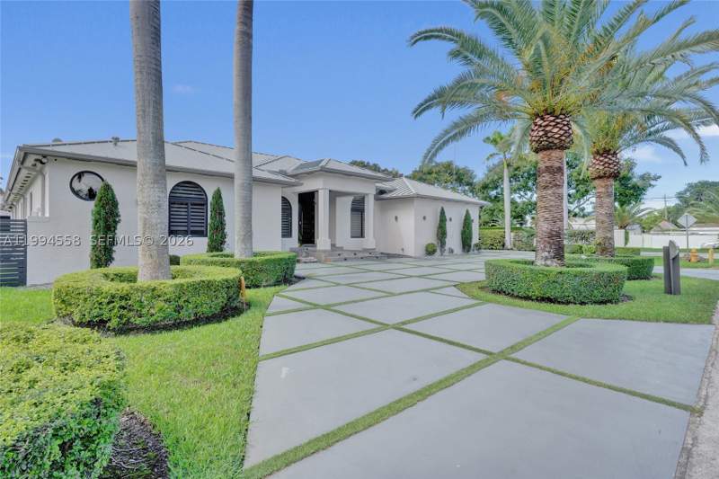 6 bedroom SingleFamilyResidence at 2600 SW 128th Ct, Chiu Sub, Miami — photo 3