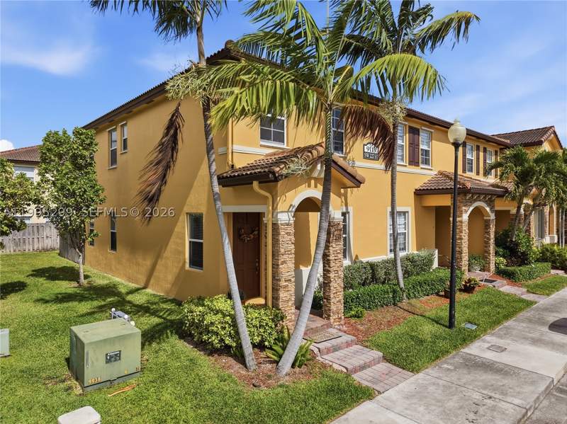 2 bedroom Townhouse at 9113 SW 227th St 1, Lakes By The Bay Eve Repl, Cutler Bay — photo 2