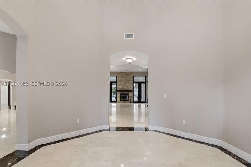 6 bedroom SingleFamilyResidence at 6200 SW 97th Ave, Subdivision Of, Miami — photo 5