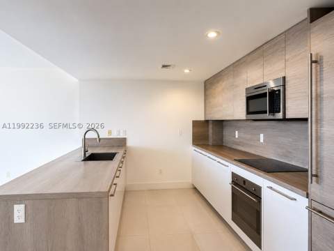 400 Sunny Isles Blvd 819, Sunny Isles Beach FL - photo 6 of 30