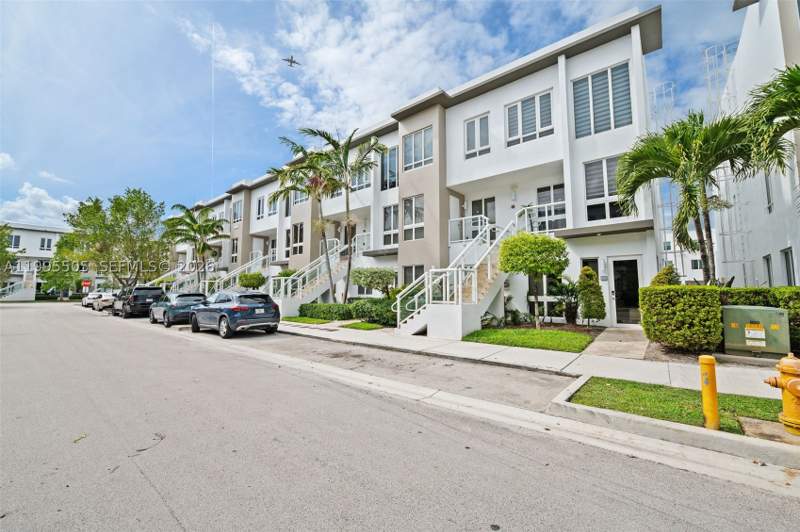 3 bedroom Condominium at 10305 NW 63rd Ter 105, Landmark At Doral Condo, Doral — photo 2