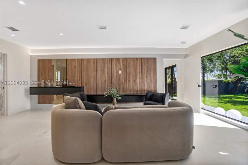 4 bedroom SingleFamilyResidence at 6207 SW 10th St, Alameda, West Miami — photo 5