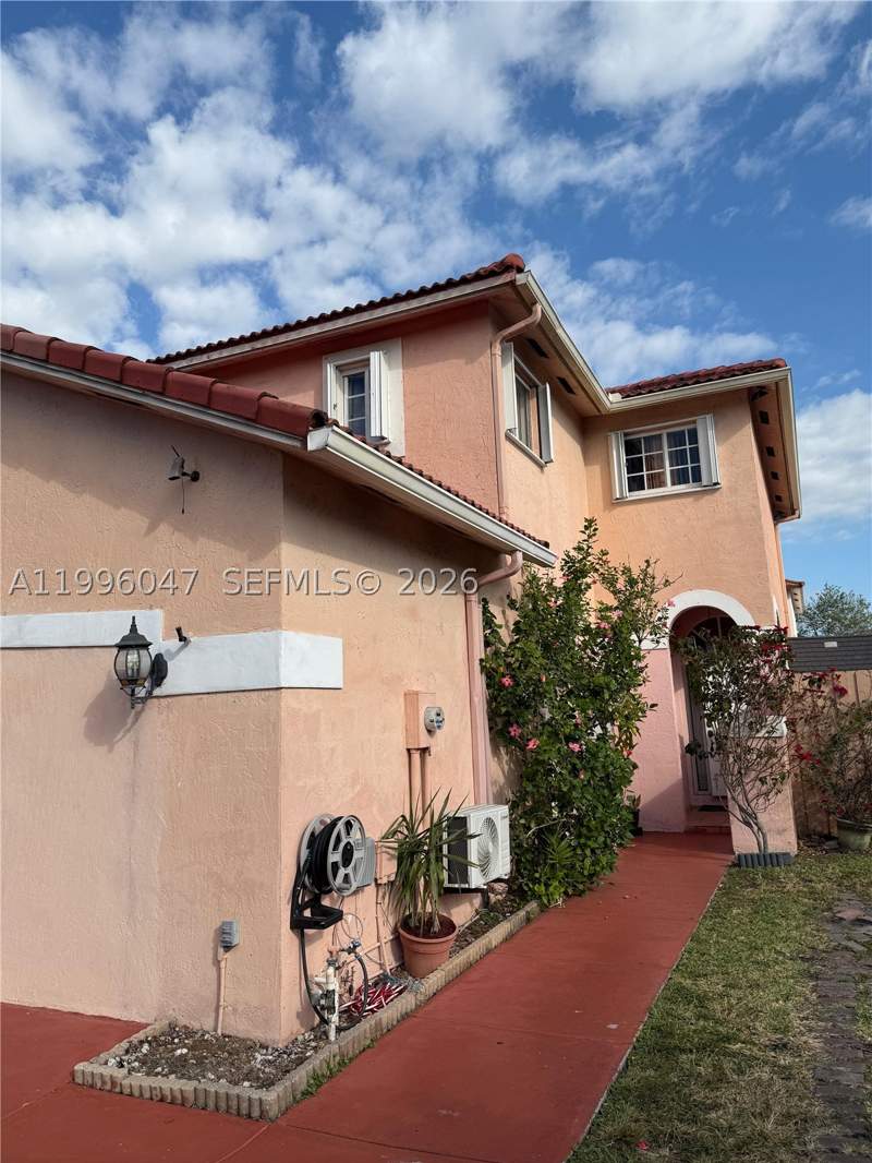 5 bedroom SingleFamilyResidence at 7477 NW 167th St, Turtle Run At Lakes Of Pa, Hialeah — photo 2
