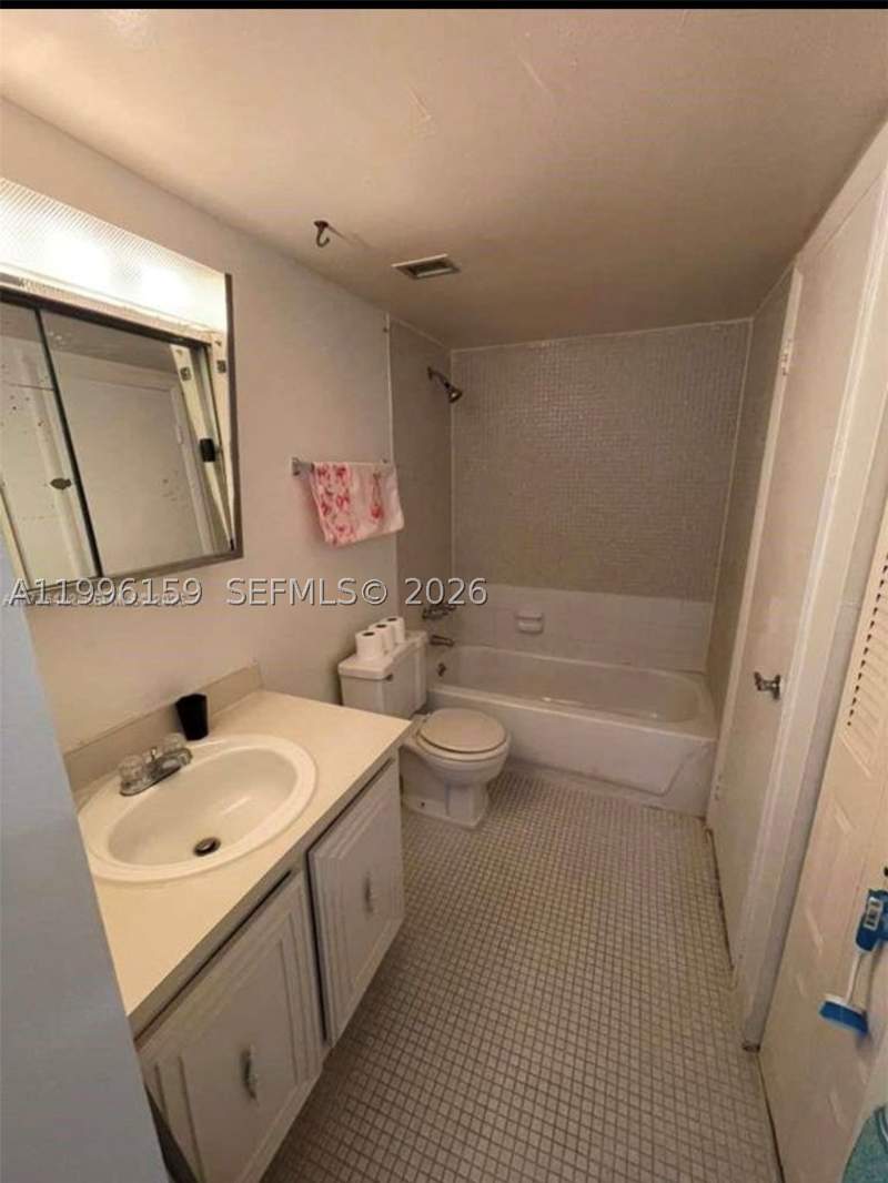 1 bedroom Condominium at 496 NW 165th St Rd D-611, Montecarlo Condo, Miami — photo 5