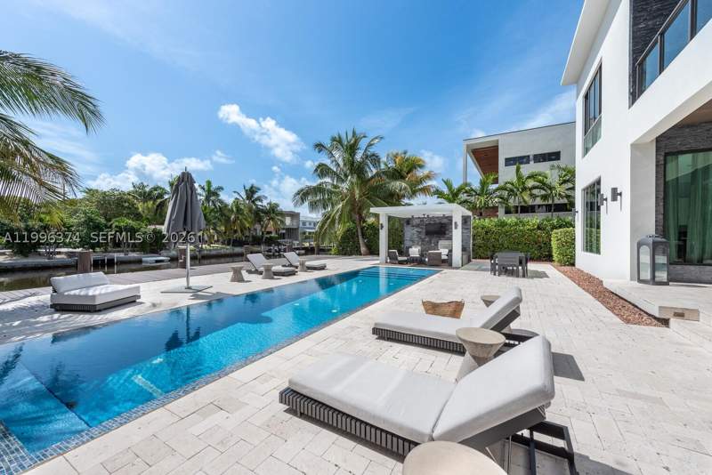 8 bedroom SingleFamilyResidence at 13145 Coronado Ln, Coronado Harbor, North Miami — photo 4
