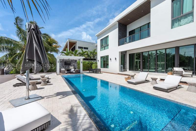8 bedroom SingleFamilyResidence at 13145 Coronado Ln, Coronado Harbor, North Miami — photo 5