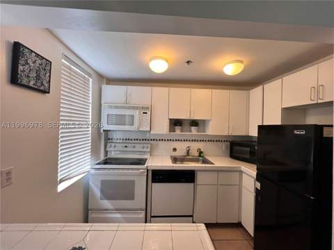 918 Ocean Dr 302, Miami Beach FL - photo 6 of 16