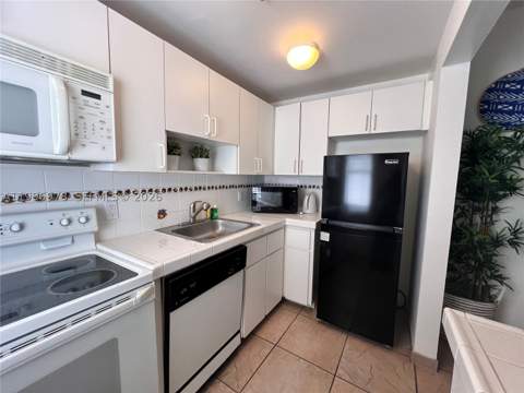 918 Ocean Dr 302, Miami Beach FL - photo 8 of 16