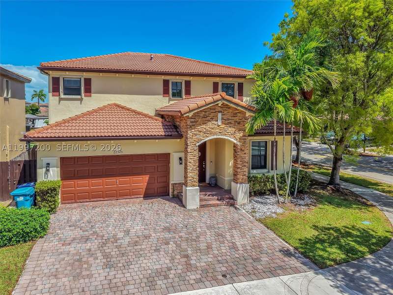 5 bedroom SingleFamilyResidence at 22525 SW 105th Ct, Enclave At Black Point Ma, Cutler Bay — photo 4