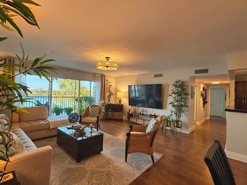 2 bedroom Condominium at 605 Ives Dairy Rd 205-7, Summertree Vilg Calif Cl, Miami — photo 5