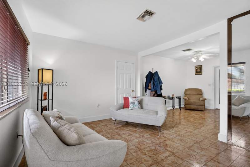 5 bedroom SingleFamilyResidence at 733 W 33rd St, 2nd Rev Pl Of Industrial, Hialeah — photo 2