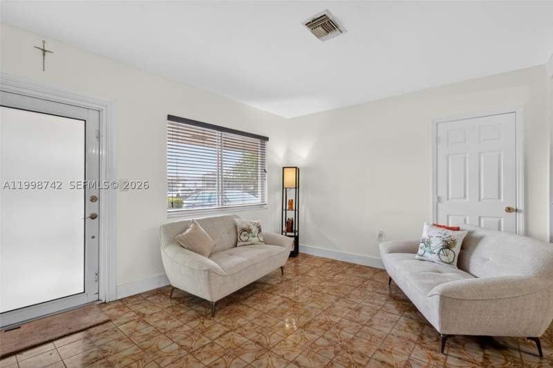 5 bedroom SingleFamilyResidence at 733 W 33rd St, 2nd Rev Pl Of Industrial, Hialeah — photo 3