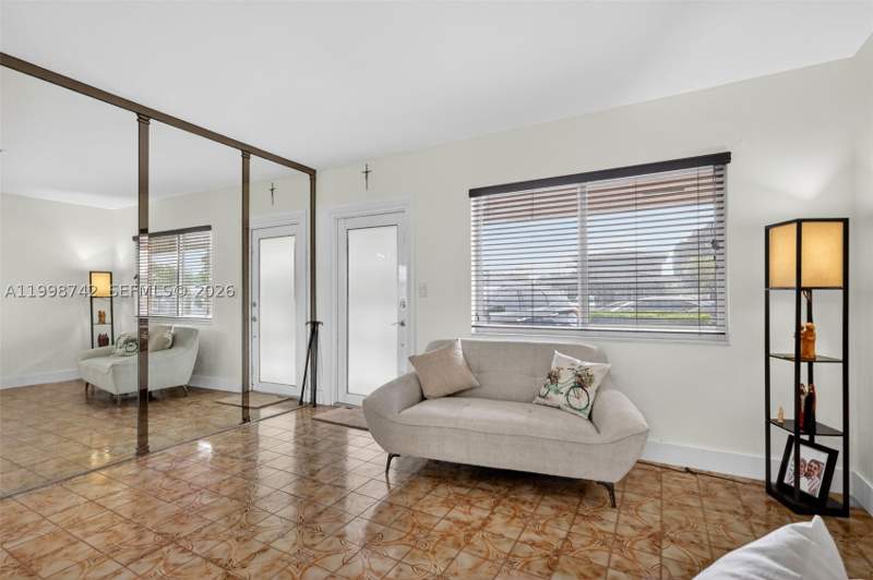 5 bedroom SingleFamilyResidence at 733 W 33rd St, 2nd Rev Pl Of Industrial, Hialeah — photo 5