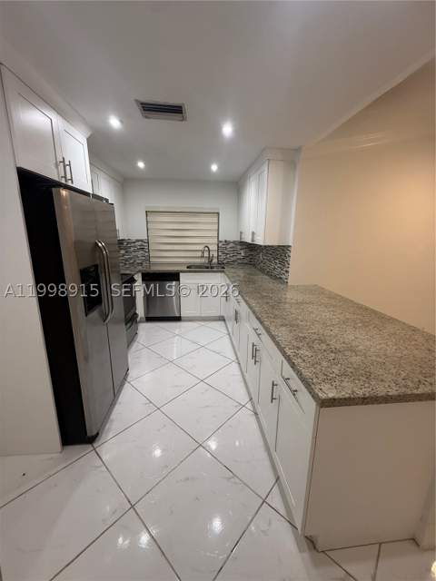 17268 NW 60th Ct, Hialeah FL - photo 7 of 31