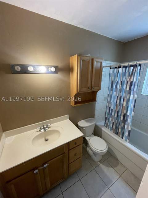 870 NE 212th Ter 3, Miami FL - photo 13 of 18